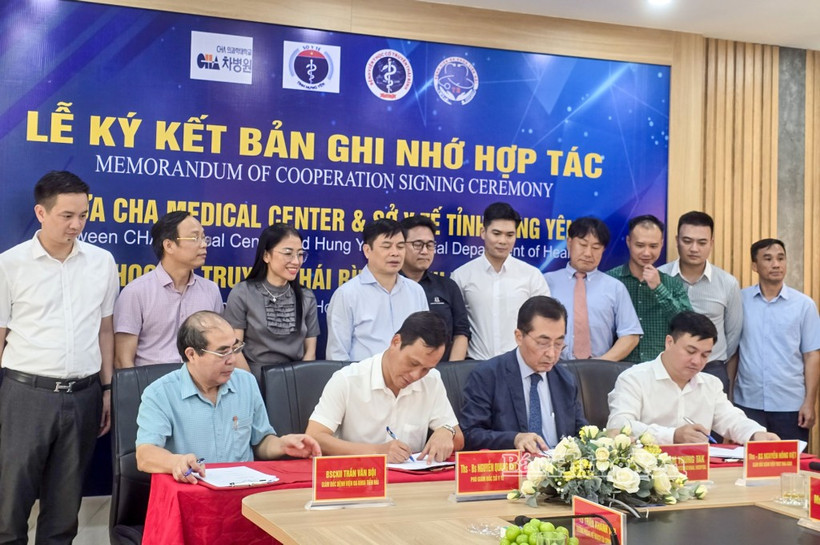 Signature du protocole d'accord de coopération entre le Département de la Santé, l’Hôpital de médecine traditionnelle de Thai Binh, l’Hôpital général de Tiên Hai de la province de Hung Yên et le centre médical CHA de la République de Corée. Photo: baohungyen.vn