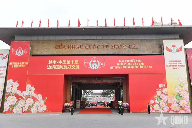 La poste frontière international de Mong Cai décorée en rouge à l'occasion du 10ᵉ excercice d'échange d'amitié en matière de défense frontalière Vietnam-Chine. Photo: qdnd.vn