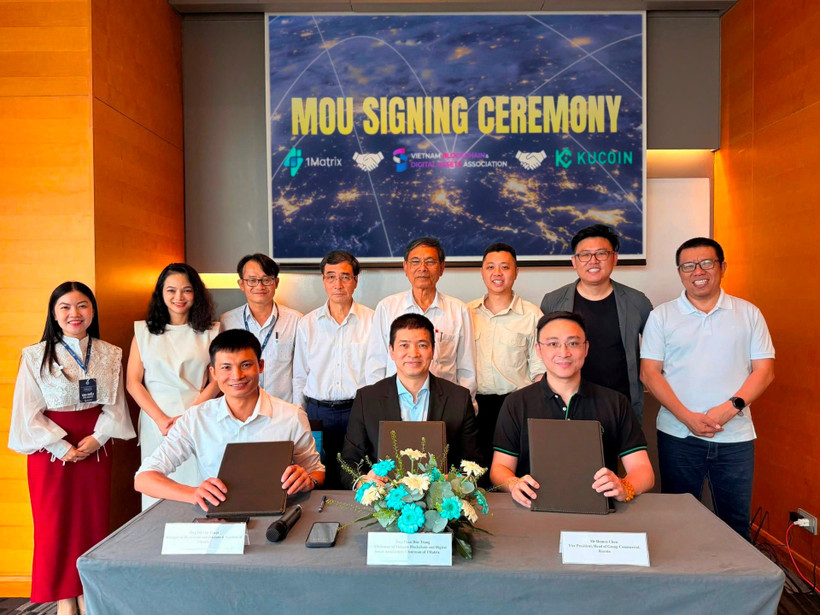 Signature du protocole d'accord de coopération stratégique entre la VBA, le groupe KuCoin et la société 1Matrix. Photo: VNA