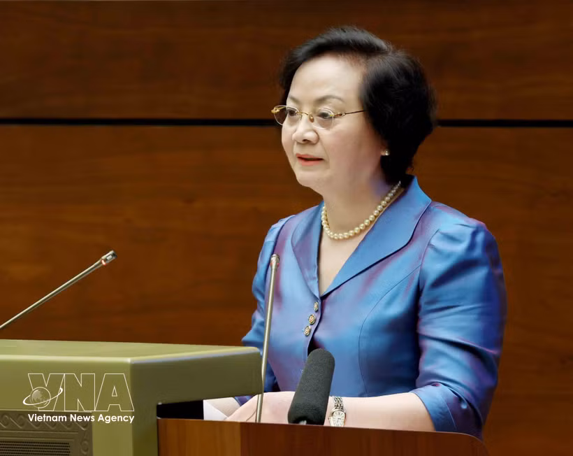 La vice-Première ministre Pham Thi Thanh Tra présent son intervention lors de la conférence dressant le bilan de la première année de fonctionnement du modèle organisationnel global du système politique et du modèle administratif à trois niveaux. Photo: VNA