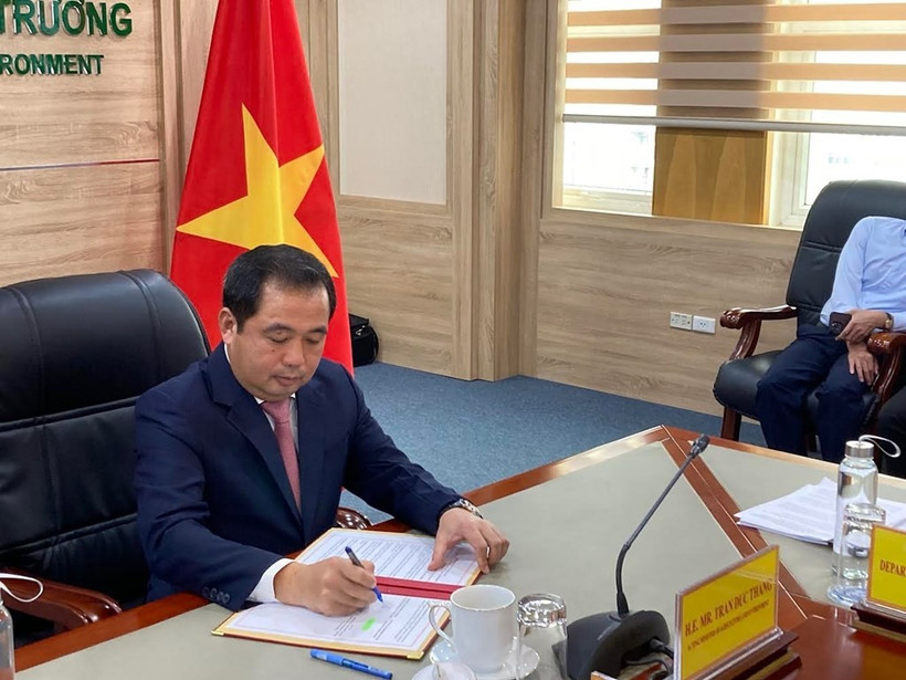 Singature en ligne de l'accord Vietnam-Singapour sur la mise en œuvre de l’article 6 de l’Accord de Paris sur le climat. Photo: VNA