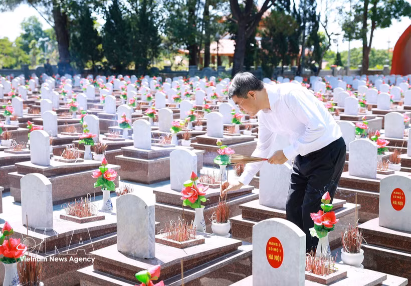 Le Premier ministre Le Minh Hung offre de l'encens au cimetière national des martyrs de Truong Son. Photo: VNA