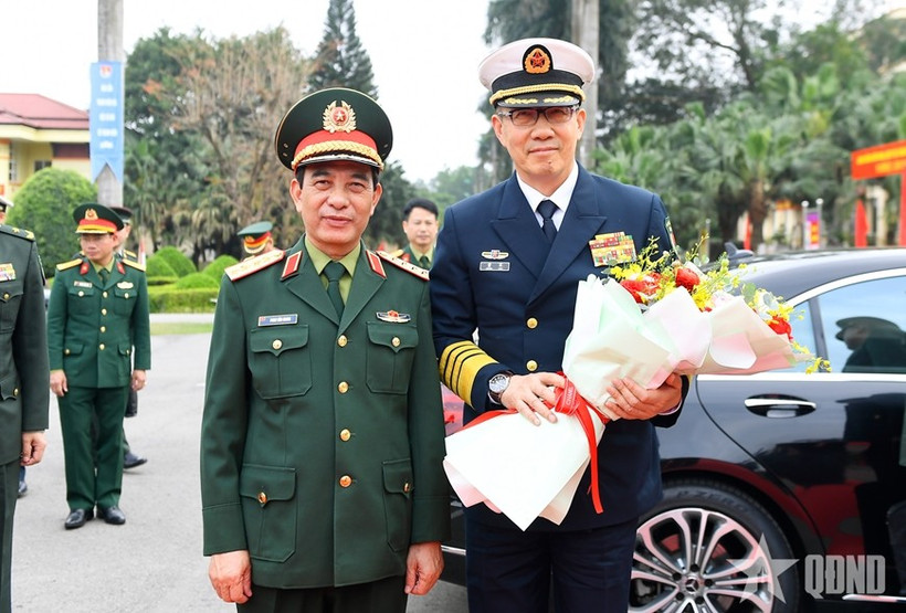 Le ministre de la Défense, Phan Van Giang (gauche) et son homologue chinois Dong Jun. Photo: qdnd.vn