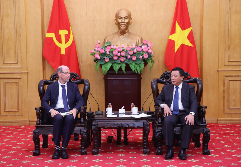 Le directeur de l'Académie nationale de politique Hô Chi Minh, Nguyên Xuân Thang (droite) et Doron Avnin, vice-président de Google. Photo: VNA
