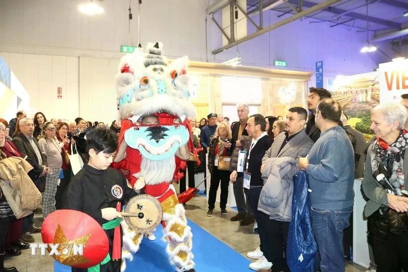 Des spectacles d'art traditionnel vietnamien attirent des visiteurs au Salon international du tourisme de Milan 2025. Photo : VNA