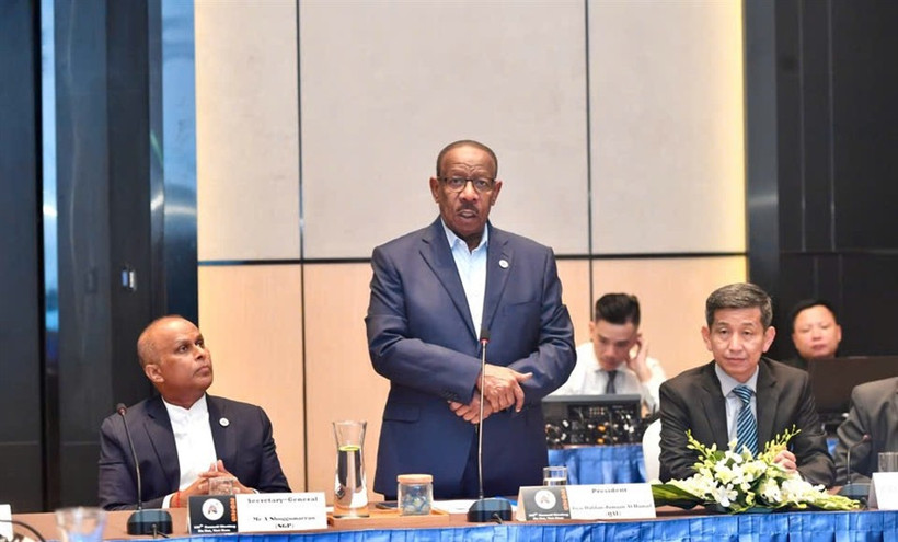 Le président de l’AAA, Dahlan Jumaan Al Hamad, salue le développement dynamique de l’athlétisme vietnamien. Photo: VNA