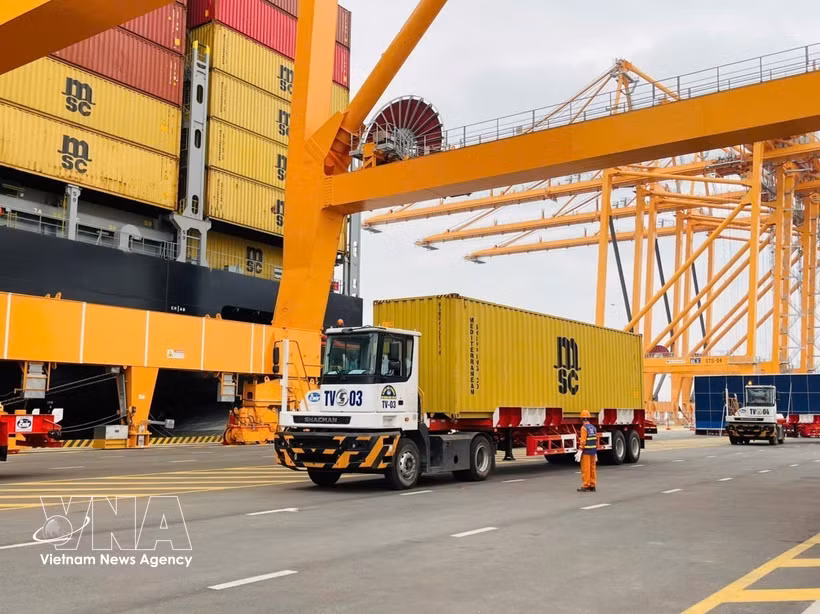 Opérations de manutention de marchandises aux quais 3 et 4 du port international de Hai Phong. Photo : VNA
