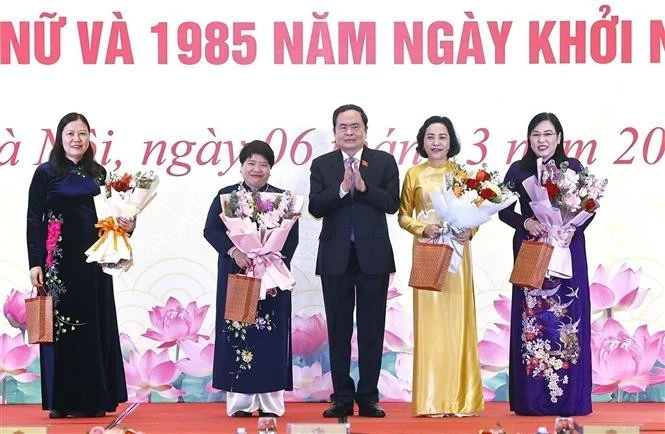 Le président de l'Assemblée nationale Tran Thanh man félicite des femmes députées à Hanoï. Photo: VNA