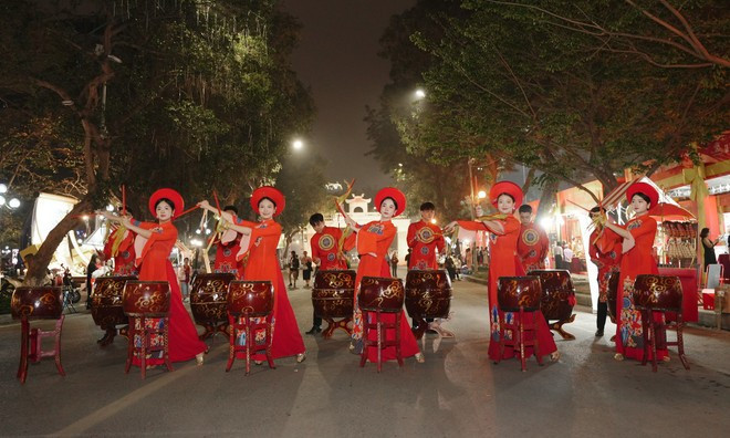 Des visiteurs à Hanoï préfèrent des expériences du le tourisme nocturne. Photo: VNA