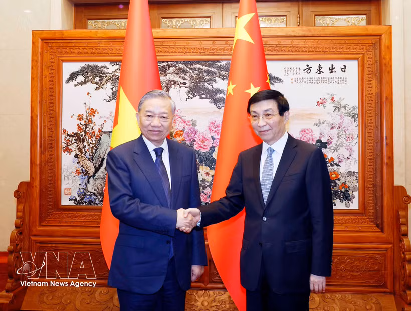 Le secrétaire général du PCV et président To Lam (droite) rencontre le dirigeant chinois Wang Huning. Photo : VNA