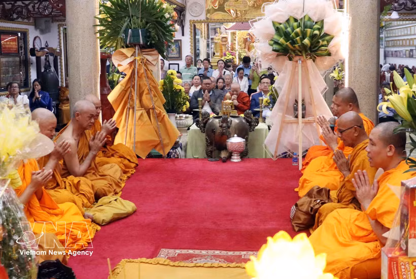 Rituels bouddhistes à la pagode Pho Minh, à Hô Chi Minh-Ville, à l'occasion des fêtes du Nouvel An traditionnel du Laos, du Cambodge et de Thaïlande, le 11 avril 2026. Photo : VNA.
