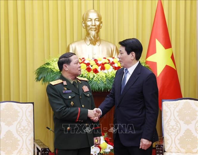 Le président Luong Cuong reçoit le général de division Vongsone Inpanphim, vice-ministre de la Défense et président du Département général de la politique de l’Armée populaire lao. Photo: VNA