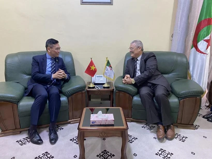 L'ambassadeur du Vietnam en Algérie, Trân Quôc Khanh (gauche) et le gouverneur de la province de Touggourt, Othmane Abdelaziz. Photo: VNA