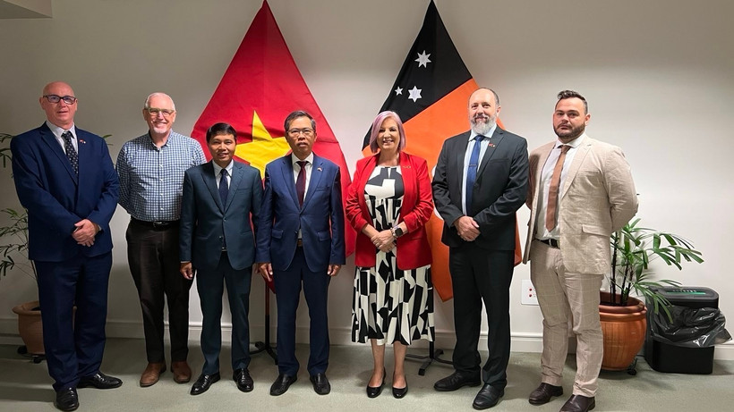 L’ambassadeur du Vietnam en Australie, Pham Hung Tam (4e à partir de la gauche), en visite en Australie-Occidentale. Photo: VNA