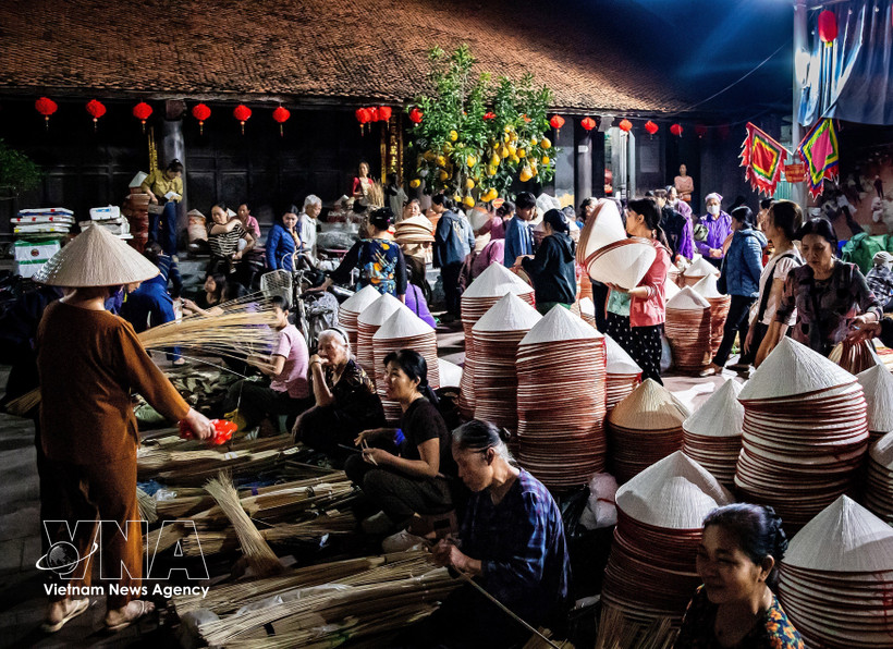 Les villageois de Chuông organisent les 4e, 10e, 14e, 20e, 24e et 30e jours de chaque mois lunaire un marché des chapeaux coniques. Photo: VNA