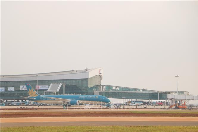 Un gros-porteur Boeing 787-9 de la compagnie Vietnam Airlines atterrit en toute sécurité à l'aéroport international de Long Thanh lors d'un vol d'essai le 15 décembre. Photo : VNA