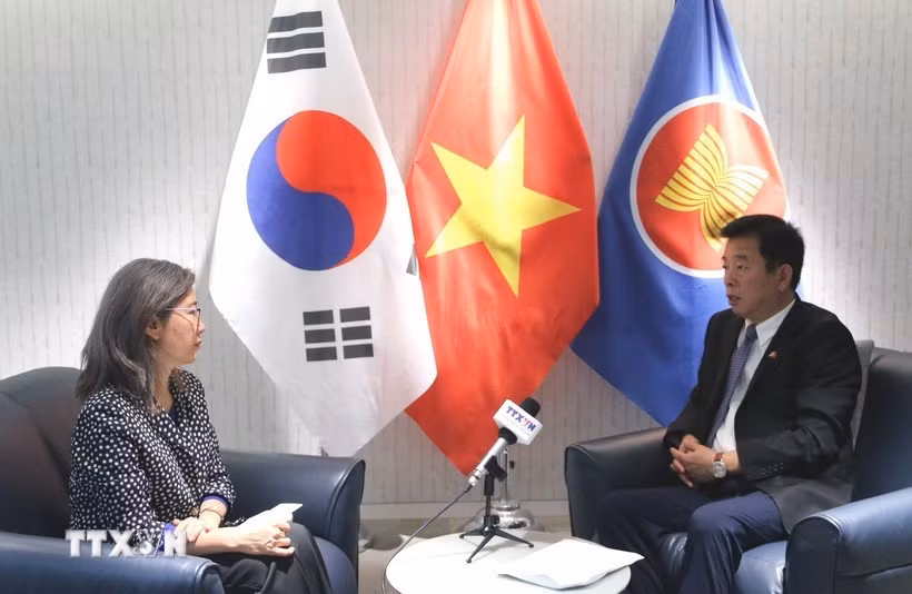 L'ambassadeur du Vietnam en République de Corée, Vu Hô lors de l'interview accordée à l'Agence vietnamienne d'information. Photo: VNA