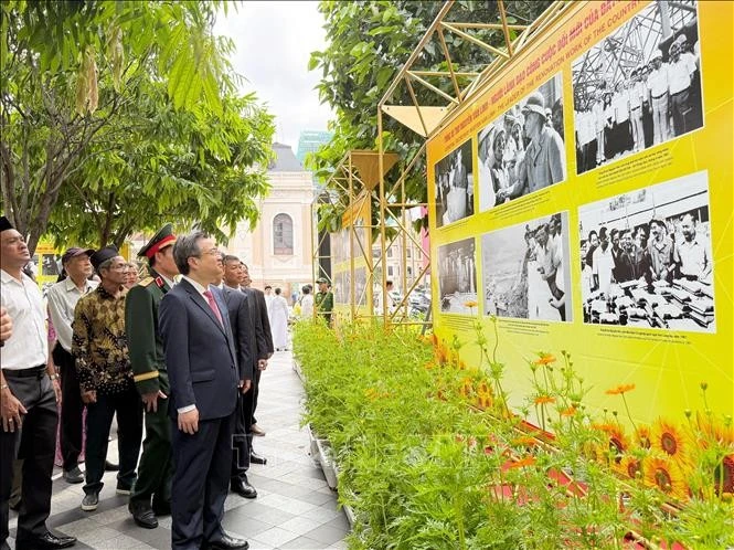 Exposition photographique intitulée "Camarade Nguyên Van Linh - Leader résolu et innovant de la révolution vietnamienne" à Hô Chi Minh-Ville. Photo: VNA