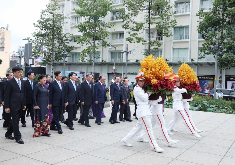 Les dirigeants du Parti et de l’État déposent des gerbes de fleurs devant l'imposante statue du Président Hô Chi Minh, érigée dans le parc éponyme de la ville. Photo: VNA