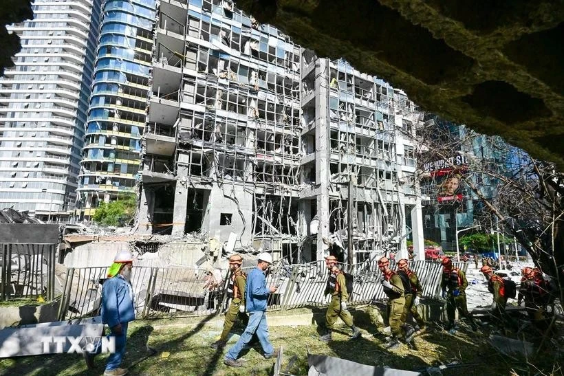 Un bâtiment endommagé après une attaque à Ramat Gan, en Israël. Photo : XINHUA/VNA