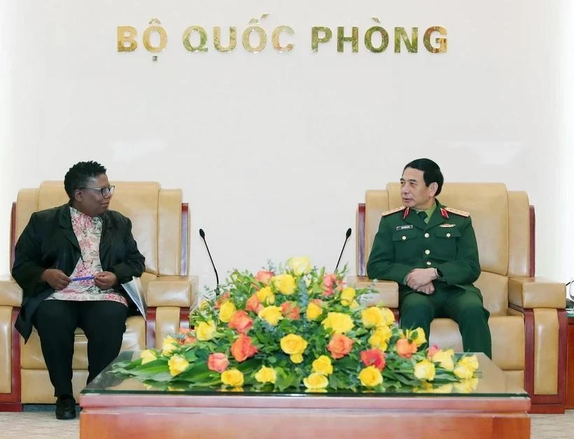 Le ministre de la Défense, Phan Van Giang reçoit la secrétaire générale par intérim sud-africaine à la Défense, Thobekile Gamede. Photo: VNA