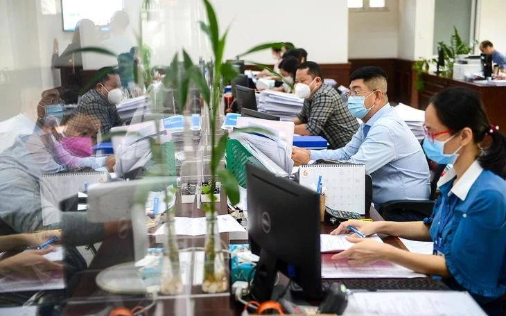 Des fonctionnaires de l'arrondissement de Phu Nhuan à Ho Chi Minh-Ville s'occupent des démarches administratives pour les citoyens. Photo : tuoitre.vn