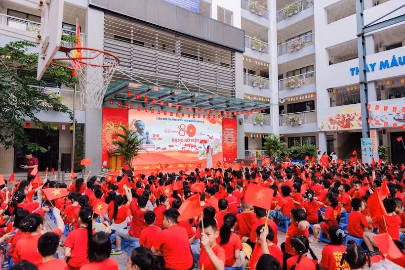 Évènement de l'école primaire Thanh Công B en l'honneur du 80e anniversaire de la Fête nationale. Photo: VNA