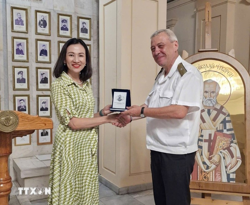 L’ambassadrice du Vietnam en Bulgarie, Nguyên Thi Minh Nguyêt et le contre-amiral Kalinov, directeur de l’Académie navale Vaptsarov. Photo: VNA
