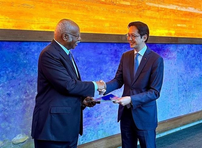 L’ambassadeur Dô Viêt Hung, chef de la Mission permanente du Vietnam auprès des Nations Unies (droite), remet la version vietnamienne du "Pacte pour l’Avenir" au président de la 79e session de l’Assemblée générale, Philemon Yang. Photo: VNA