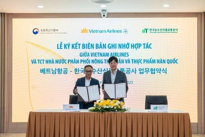 Lors de la cérémonie de signature du protocole d’accord entre l'aT et Vietnam Airlines. Photo: VNA