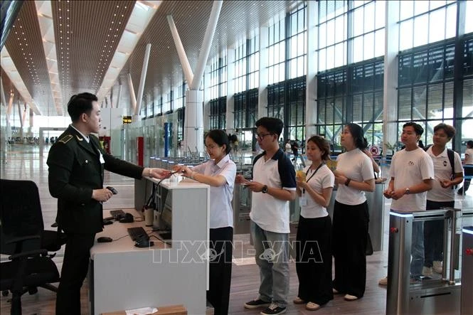 Simultation des procédures d'enregistrement au terminal T3 de l’aéroport de Tân Son Nhât, l'après-midi du 16 avril, en préparation du premier vol. Photo : VNA