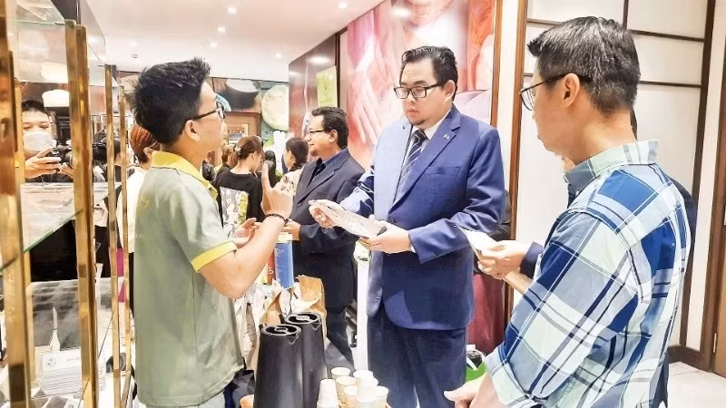 Des investisseurs étrangers découvrent des produits alimentaires exposés au Centre de promotion du commerce et des investissements de Hô Chi Minh-Ville. Photo : nhandan.vn