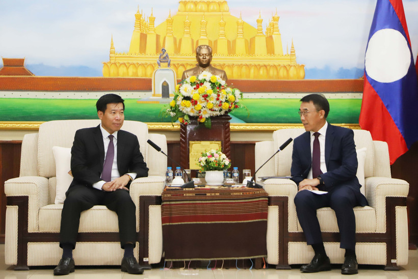 le vice-ministre vietnamien des Affaires étrangères, Nguyen Manh Cuong (gauche) et le chef par intérim de la Commission des relations extérieures du Comité central du Parti populaire révolutionnaire du Laos (PPRL), Bounlua Phandanouvong. Photo: VNA