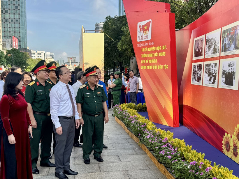 Des délégués visitent l'exposition « De l’ère de l’indépendance et de la réunification nationales à l’ère du progrès national » à Hô Chi Minh-Ville. Photo: VNA