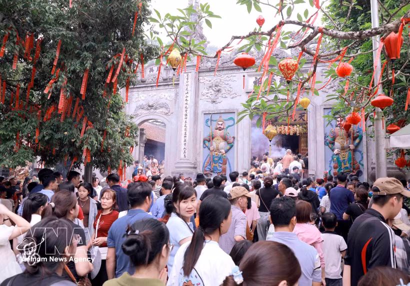 Quelque 6,5 millions de visiteurs ont été accueillis durant la Fête de commémoration des rois Hung 2026. Photo: VNA