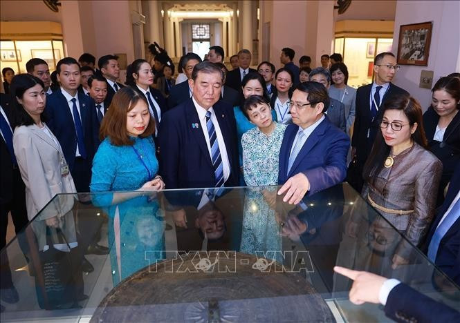 Le PM Pham Minh Chinh et son homologue japonais visitent le Musée national d'histoire du Vietnam. Photo: VNA