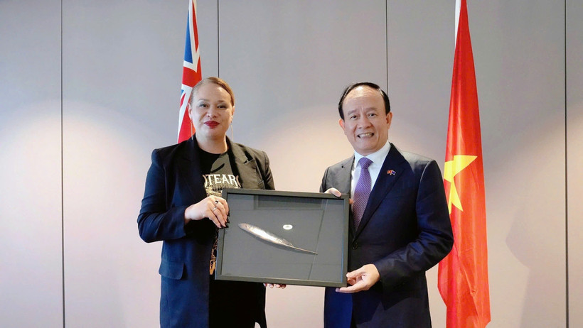 Le secrétaire adjoint du Comité municipal du Parti et président du Conseil populaire de Hanoï, Nguyên Ngoc Tuân et la maire de la ville de Wellington, Tory Whanau. Photo: VNA