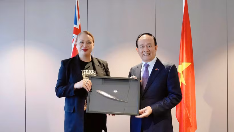 Le secrétaire adjoint du Comité municipal du Parti et président du Conseil populaire de Hanoï, Nguyên Ngoc Tuân et la maire de la ville de Wellington, Tory Whanau. Photo: VNA