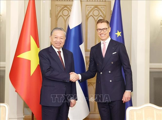 Le secrétaire général du Parti, Tô Lâm (gauche) et le Président finlandais Alexander Stubb. Photo: VNA