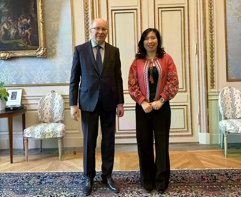 La vice-ministre des Affaires étrangères, Lê Thi Thu Hang et le secrétaire d'État aux Affaires étrangères, Dag Hartelius. Photo: VNA
