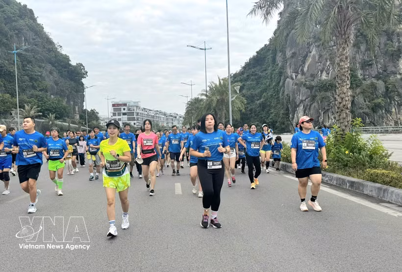 Participants au tournoi Halong Bay Heritage Marathon. Photo: VNA