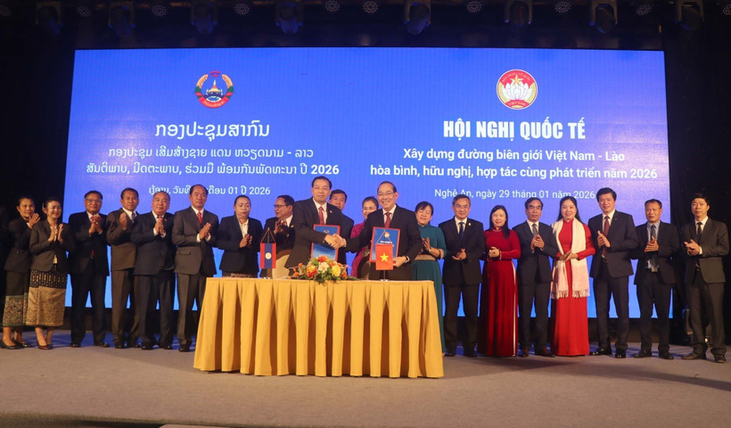 Signature de la communiqué commune de conférence internationale sur la construction d’une frontière Vietnam–Laos de paix, d’amitié et de coopération pour le développement en 2026. Photo: VNA