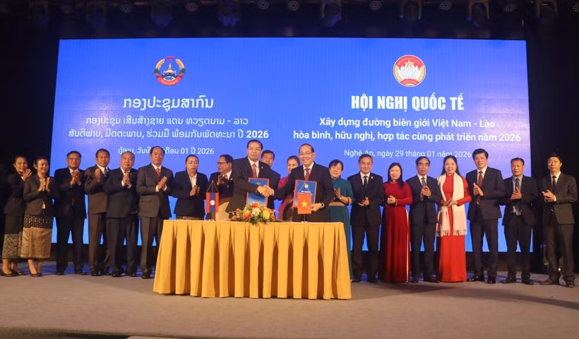 Signature de la communiqué commune de conférence internationale sur la construction d’une frontière Vietnam–Laos de paix, d’amitié et de coopération pour le développement en 2026. Photo: VNA