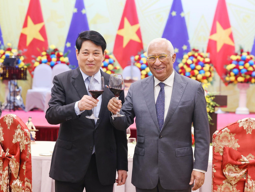 Le président vietnamien Luong Cuong (gauche) et le président du Conseil européen, António Costa lors du banquet à Hanoï: Photo: VNA