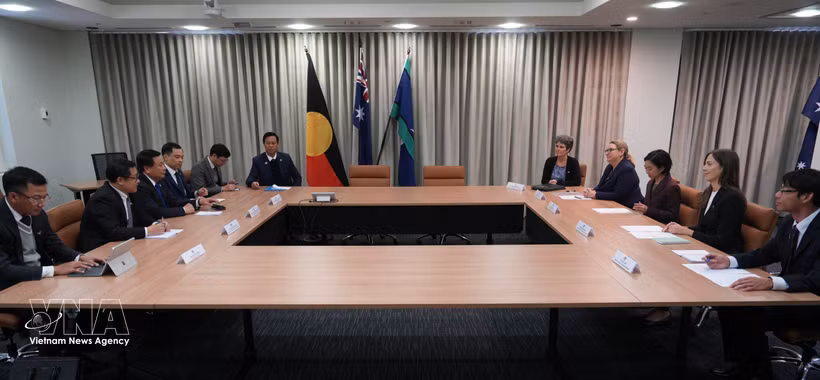 Séance de travail entre la délégation de l’Académie nationale de politique Hô Chi Minh et du Conseil des études théoriques du Comité central du Parti et le ministère australien des Affaires étrangères et du Commerce. Photo: VNA