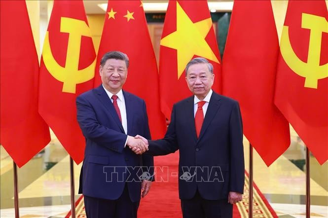 Le secrétaire général du Parti communistre du Vietnam, To Lam (droite) et le leader chinois Xi Jinping. Photo: VNA