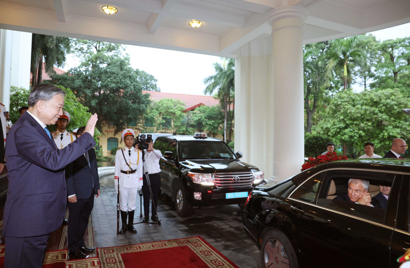 Le président de la Douma d’État de Russie, Viatcheslav Volodine, a quitté Hanoï le 29 septembre, concluant avec succès sa visite officielle au Vietnam. Photo: VNA