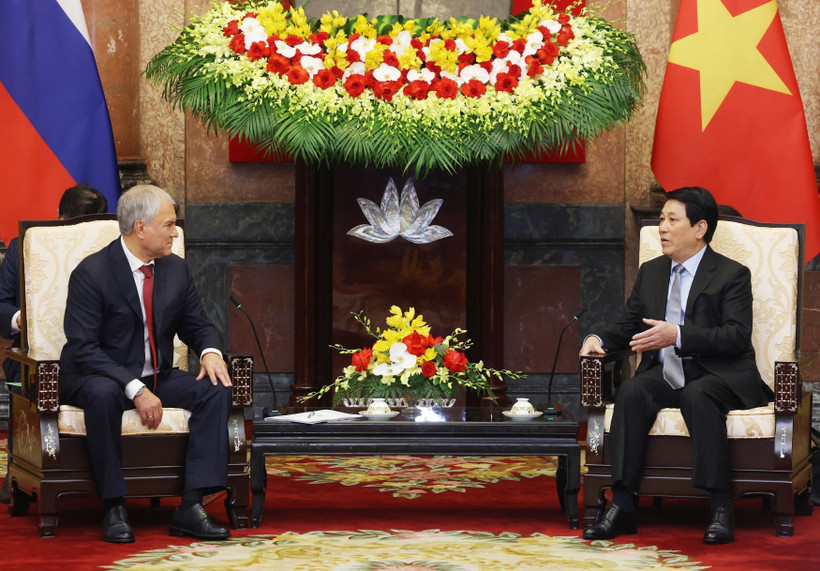 Le président Luong Cuong (droite) reçoit le président de la Douma d’État russe. Photo:VNA