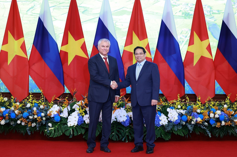Le Premier ministre Pham Minh Chinh (droite) reçoit le président de la Douma d’État de Russie, Viatcheslav Volodine. Photo: VNA