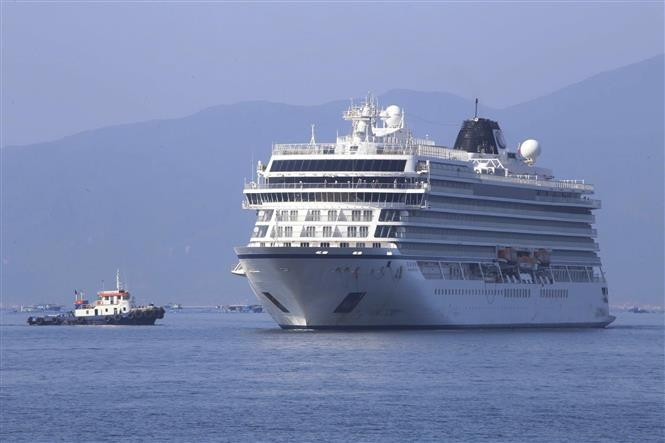 Le navire de croisière international Ms Viking Yidun dans les eaux de Khanh Hoa. Photo: VNA